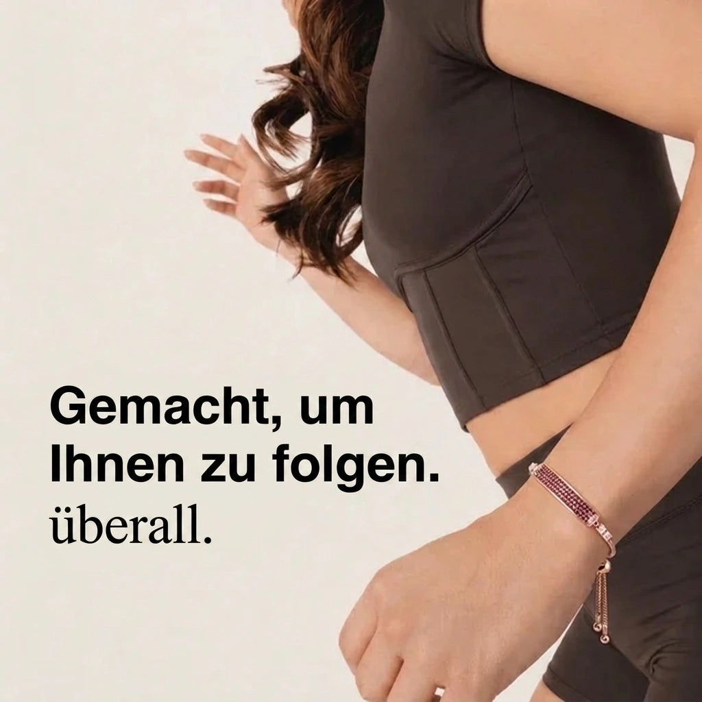 [DE] Frau in Bewegung mit dem Tetra-Armband in Roségold