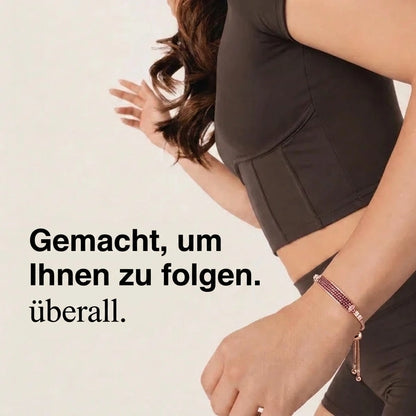 [DE] Frau in Bewegung mit dem Tetra-Armband in Roségold