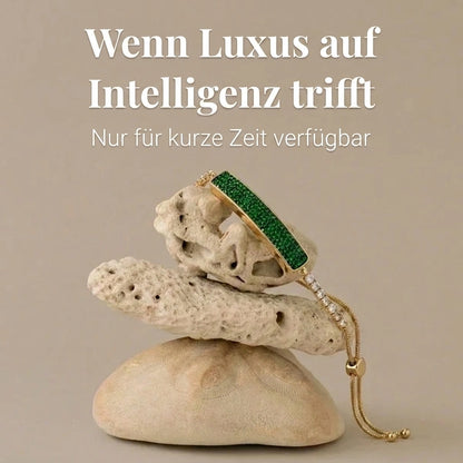 [DE] Das Tetra-Armband in Gold und Imperialgrün auf hellen Steinen