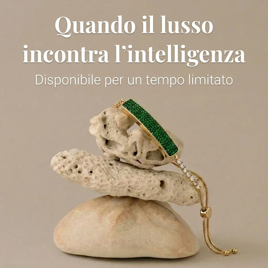 [IT] Il bracciale Tetra oro e verde imperiale posato su pietre chiare
